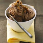 Chocolate ice cream with�Haramel�Hauce & nut praline Borrosidad Chocolate Comida Copa de helado Crocante Crocante de nuez Dulce Fabricar uno mismo Food Hacer Hecha por uno mismo Hecho por uno mismo Helado Helado de chocolate Helado de leche Imagen principal Main-Image Nadie Plato Postre de helado Salsa de caramelo Uno mismo