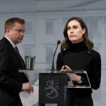 La primera ministra de Finlandia, Sanna Marin, y el ministro de Defensa, Antti Kaikkonen, en una rueda de prensa este lunes