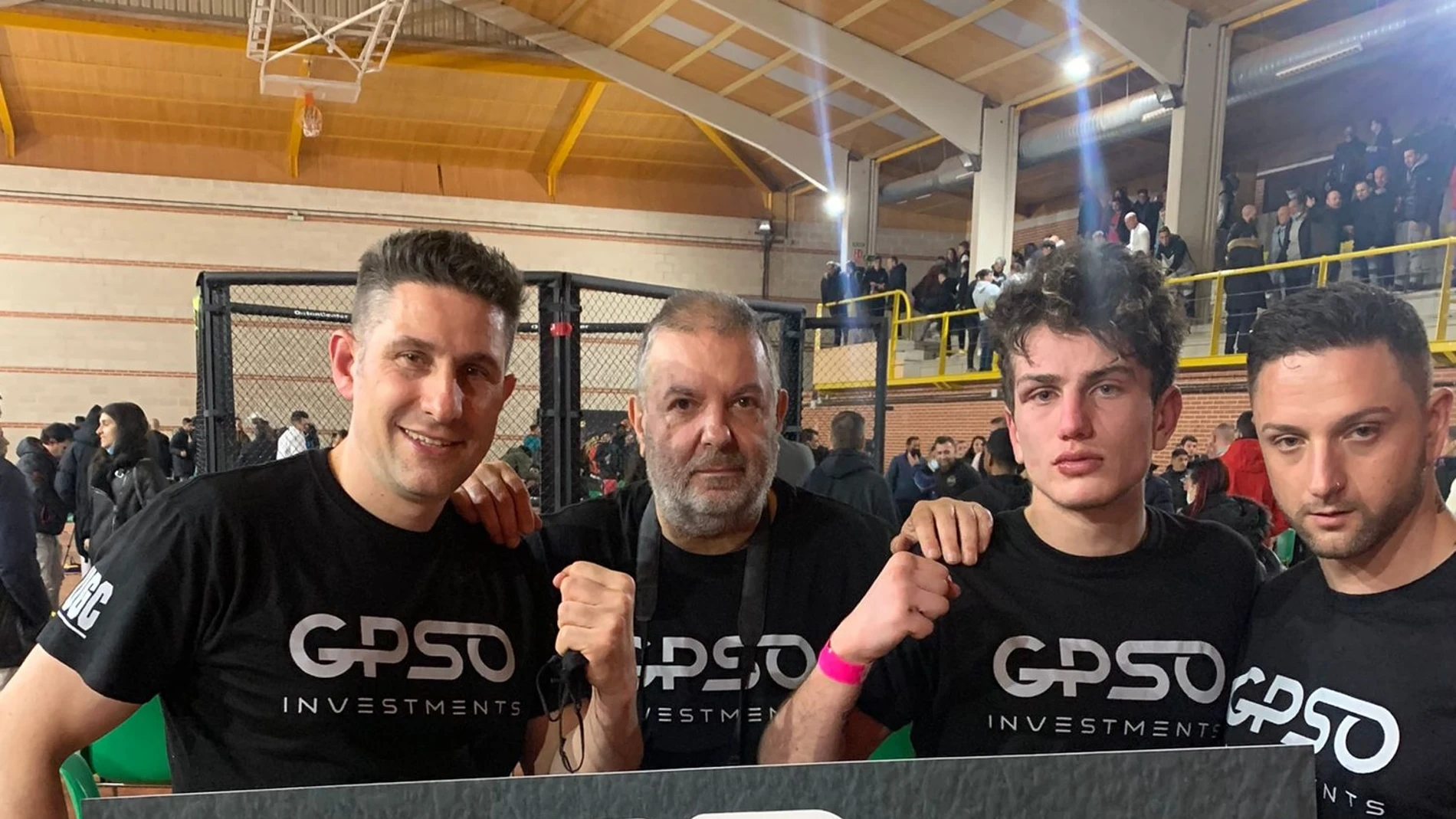 Rubén Rondón y su equipo, encabezado por Antonio Ricobaldi, posan con el cheque de 3.000 euros en bitcoins