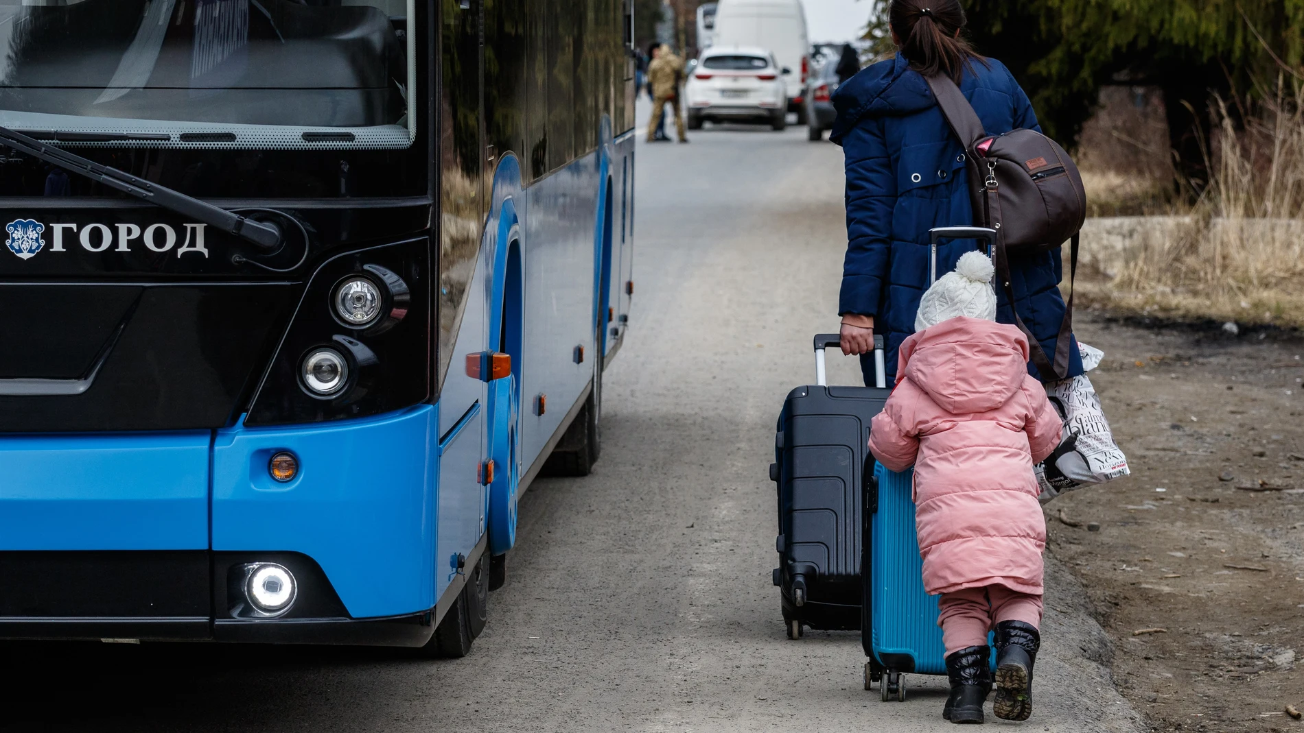 Una mujer y su hija se dirigen a un checkpoint para cruzar la frontera desde Ucrania a Eslovaquia