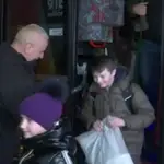 Cansancio, frío y tristeza, así afrontan los ucranianos el abandono de su país por la guerra