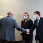 Los populares Fernández Carriedo e Isabel Blanco saludan al procurador electo por Ciudadanos, Francisco Igea, en presencia de la ex consejera de Sanidad, Verónica Casado