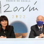 La Vicepresidenta de la Diputación Provincial de Alicante, Julia Parra, junto al Director del Área de Relaciones Institucionales del Grupo Planeta, Carlos Creuheras, en la presentación de la gala de entrega del Premio Azorín de novela.