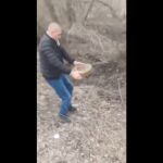 Un hombre de nacionalidad ucraniana moviendo una mina terrestre en un video que ya cuenta con más de 2,6 millones de reproducciones