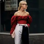 Look de street style con vaquero bicolor.