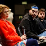 Ágatha Ruíz de la Prada, junto al director creativo de Dominnico, Domingo Rodríguez, participan en una mesa coloquio durante la presentación de la 75º edición de la Mercedes-Benz Fashion Week, este martes en IFEMA Madrid.