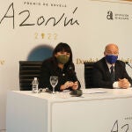 La vicepresidenta y diputada de Cultura, Julia Parra, y el director del Área de Relaciones Institucionales del Grupo Planeta, Carlos Creuheras