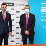 David García López, rector de la Universidad Europea Miguel de éllar Izquierdo, director del centro asistencial de Asepeyo, firman la renovación del convenio de cooperación educativa