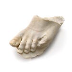 Pie en mármol de estatua de emperador divinizado procedente de la ciudad romana de Santa Criz de Eslava, Navarra