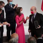 El actor Antonio Resines recibe una de las medallas de oro al Mérito en las Bellas Artes 2022, en el Palacio de Congresos y Auditorio de Navarra, 2 de marzo de 2022, en Pamplona, Navarra (España). Las Medallas de las Bellas Artes 2022 son otorgadas a personas o entidades que destaquen en el campo de la creación artística y cultural o hayan prestado notorios servicios en el fomento, desarrollo o difusión del arte y la cultura o en la conservación del patrimonio artístico. 02 MARZO 2022;PAMPLONA;NAVARRA;MEDALLAS DE ORO;BELLAS ARTES 2022 Eduardo Sanz / Europa Press 02/03/2022