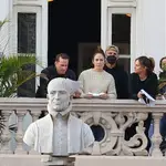 La cantante y actriz estadounidense Jennifer López (2i) ensaya una de las escenas de la película "The mother". EFE/ Elvira Urquijo A.