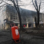 Vista de varios edificios destruidos tras el bombardeo ruso a la torre de televisión de Kiev (Ucrania). EFE/ Ignacio Ortega