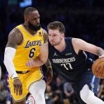 Doncic intenta eludir la defensa de LeBron James. Ahora serán compañeros en los Lakers