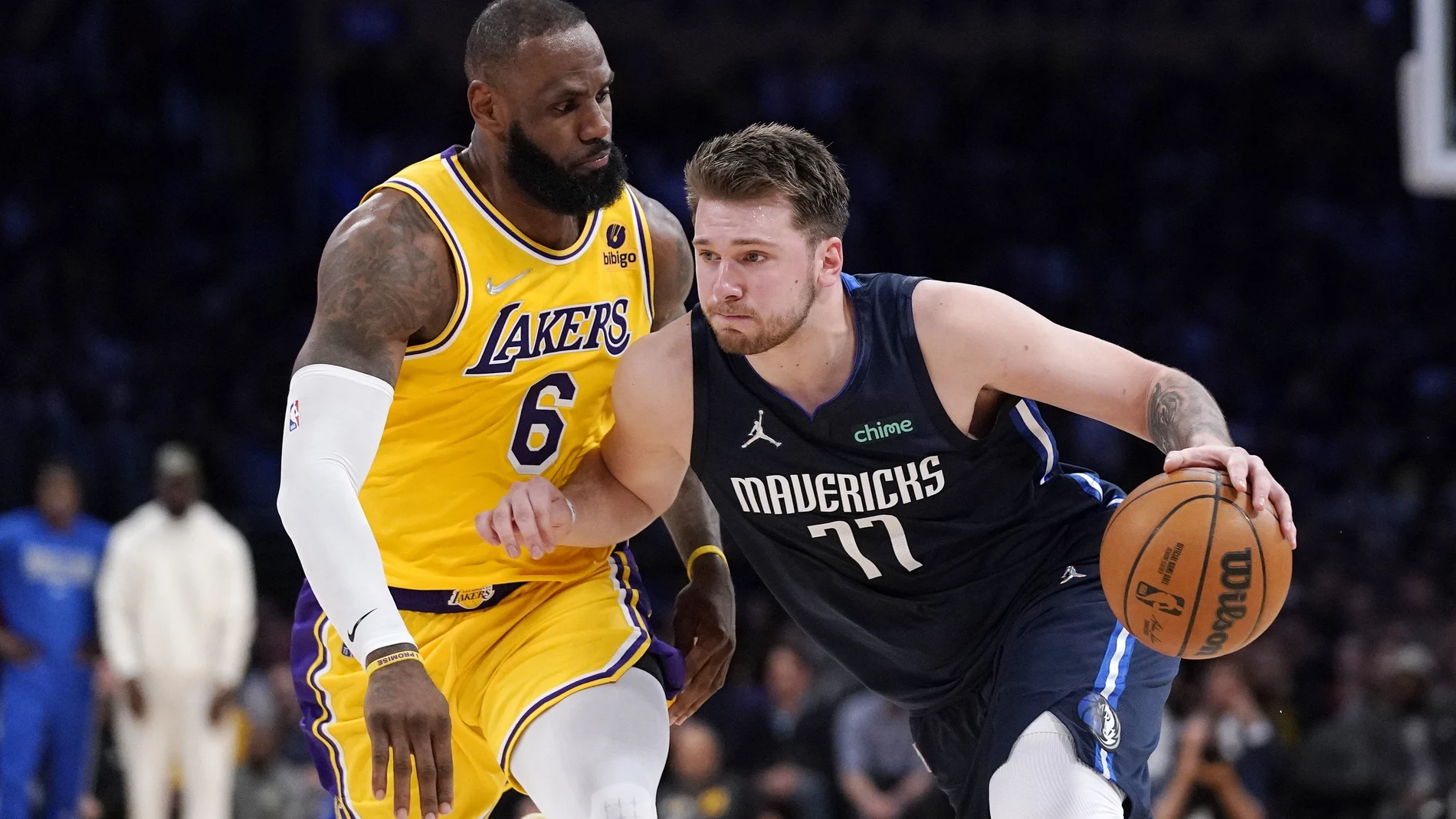 Doncic intenta eludir la defensa de LeBron James. Ahora serán compañeros en los Lakers