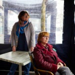 Irina Sinelnik (en pie) y Galyna Koryzma posan tras la conversación mantenida esta semana en Madrid