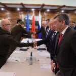 Rusia reclama “la desmilitarización y la desnazificación”