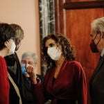 La ministra de Hacienda, María Jesús Montero, conversa a su llegada al acto en el que recibió el Libro Blanco del comité de personas expertas para la reforma del sistema tributario 03/03/2022