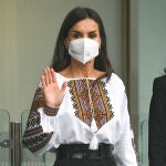 La Reina Letizia posa a su llegada a la entrega de la 'X Convocatoria anual de Ayudas a Proyectos Sociales de la Fundación Mutua Madrileña'