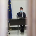 El president Pere Aragonès, al inicio de la reunión que han mantenido junto a la consellera de Acción Exterior y Gobierno Abierto, Victòria Alsina en la Generalitat