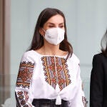 La reina Letizia asiste a la ceremonia de entrega de la X convocatoria anual de ayudas a proyectos sociales de la Fundación Mutua Madrileña, este jueves, en Madrid.