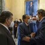 El alcalde de Salamanca, Carlos García Carbayo, recibe al presidente del Consejo de Cuentas de Castilla y León, Mario Amilivia González, y los participantes en la reunión de la Comisión de Coordinación en el ámbito local del Tribunal de Cuentas y de los órganos de Control Externo Autonómicos.