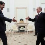 Nicolás Maduro saluda a Vladimir Putin durante la visita del venezolano al Kremlin en 2019