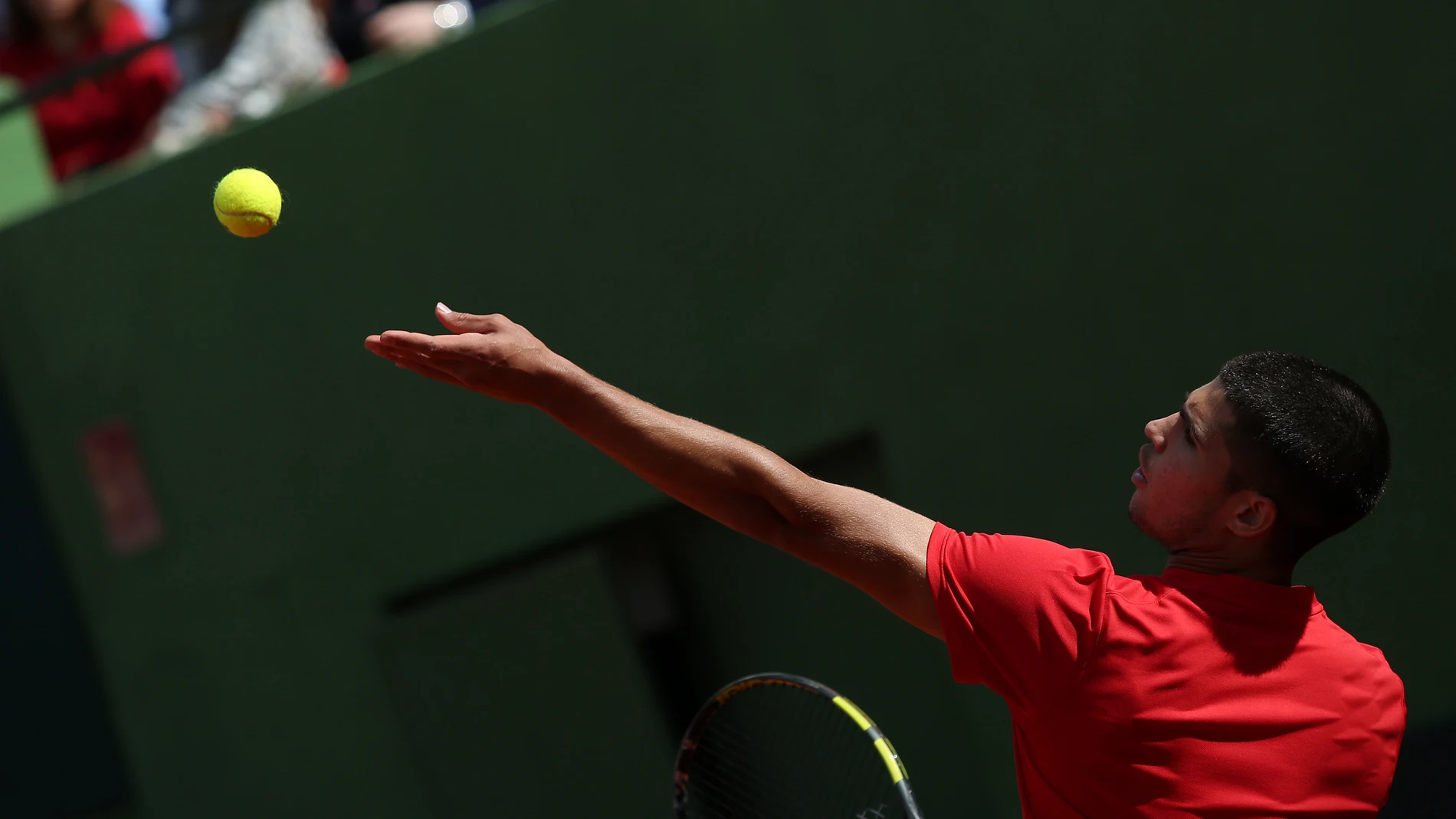 El tenista español Carlos Alcaraz en su estreno en la competición ante el rumano Marius Copil
