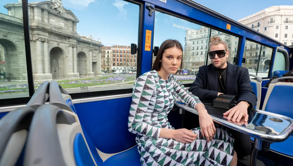 El diseñador español, Eduardo Navarrete, junto a una modelo, con su vestido, en el autobús Eslowfashion
