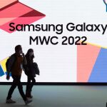 Personas caminan frente al pabellón de Samsung en el Mobile World Congress (MWC), en Barcelona, España, el 2 de marzo de 2022. La edición 2022 del MWC abrió sus puertas el 28 de febrero, para un evento de cuatro días que se espera acoja entre 40.000 y 60.000 personas
