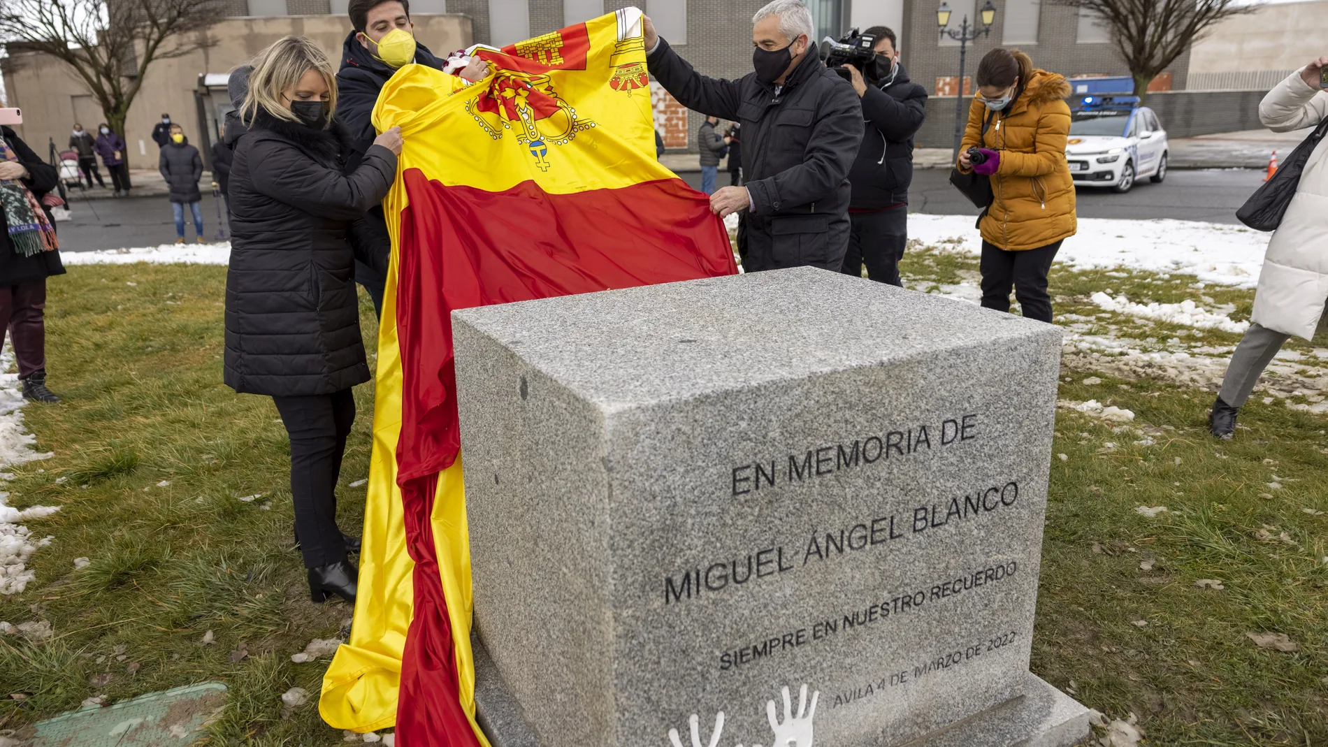 El alcalde de Ávila, Jesús Manuel Sánchez Cabrera; el presidente de la Asociación de Víctimas del Terrorismo de CyL, Sebastián Nogales; y la presidenta de la Fundación Miguel Ángel Blanco, María del Mar Blanco, descubren un monolito en homenaje a Miguel Ángel Blanco.