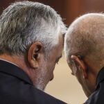 Los expresidentes andaluces José Antonio Griñán (izda.) y Manuel Chaves, durante el juicio de los ERE