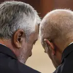 Los expresidentes andaluces José Antonio Griñán (izda.) y Manuel Chaves, durante el juicio de los ERE