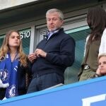 El propietario del Chelsea, Roman Abramovich, con su hija Sofia Abramovich (izquierda) en las gradas.