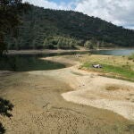 Un grupo de personas almuerzan a orillas del embalse de La Minilla en la localidad sevillana de El Ronquillo. EFE/Julio Muñoz