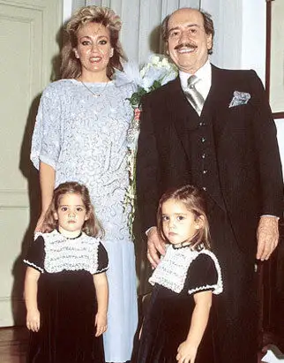José Luis López Vázquez y Flor Aguilar con sus hijas