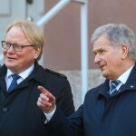 El ministro de Defensa sueco, Peter Hultqvist, junto al presidente finlandés, Sauli Niinisto, en Helsinki el pasado sábado