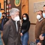 El ministro del Interior, Fernando Grande Marlaska dialoga con los agentes heridos DELEGACIÓN DEL GOBIERNO 05/03/2022
