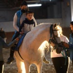 Ruben es un niño valenciano que sufre una enfermedad rara llamada fucosidosis y que utiliza terapias de recuperación con caballos
