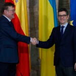 El presidente de la Generalitat, Ximo Puig, saluda al ministro de la Presidencia, Relaciones con las Cortes y Memoria Democrática, Félix Bolaños, momentos antes de la reunión que han mantenido hoy en Valencia.