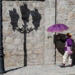 Una mujer vestida de morado se dirige a una marcha feminista