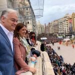 El presidente del comité de organizador del congreso (COC) nacional del PP, Esteban González Pons, y la secretaria general del PPCV, María José Català, en el balcón del Ayuntamiento para ver la 'mascletà'