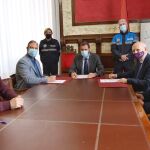El alcalde de Valladolid, Óscar Puente, firma el acuerdo por el que los agentes de Tudela se formarán en la Academia de la Policía Municipal de Valladolid