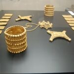 Imagen de las piezas originales del tesoro expuestas en 2012 en el Museo de Arqueología