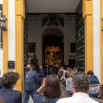Colas para acceder a la Capilla de la Hermandad de Los Panaderos