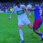 El árbitro pitó penalti de Barragán en esta jugada