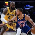 LeBron James defiende a Stephen Curry en el partido entre los Lakers y los Warriors