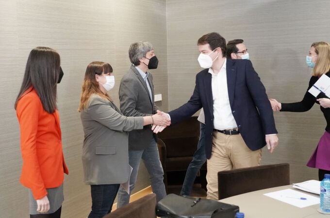 Mañueco e Isabel Blanco saludan a los miembros de Soria ¡Ya! durante la primera reunión que mantuvieron