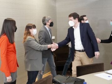 Ma&ntilde;ueco e Isabel Blanco saludan a los miembros de Soria &iexcl;Ya! durante la primera reuni&oacute;n que mantuvieron