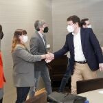 Mañueco e Isabel Blanco saludan a los miembros de Soria ¡Ya! durante la primera reunión que mantuvieron