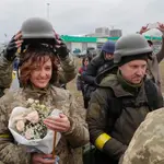 Combatientes de defensa territorial ucranianos se casan en medio de una operación militar rusa